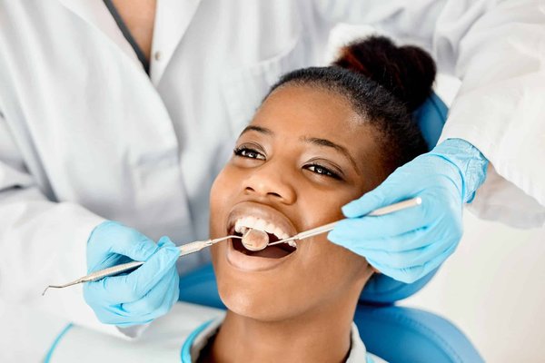 Prisma Dentistes propose-t-il des traitements pour les gencives sensibles ?