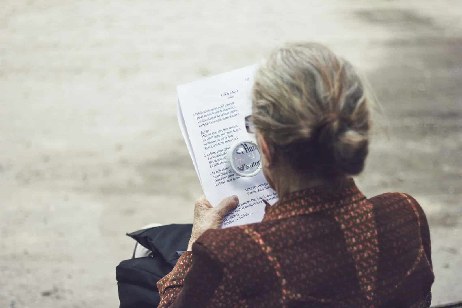 femme lisant du papier